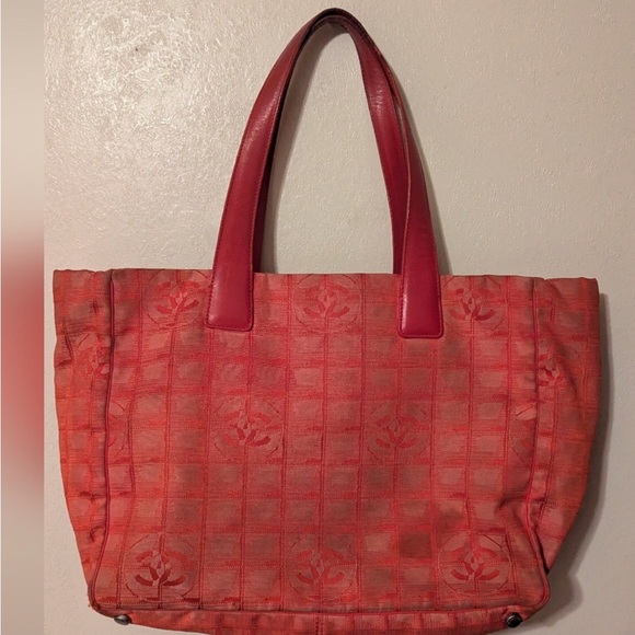CHANEL Red Quilted Tote Bag with Embossed Logo - Picture 1 of 11